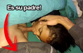 Se la chupa bajo la sábanas a su padre cuando su madre duerme