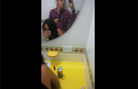 Viola a la hija de los vecinos en el baño