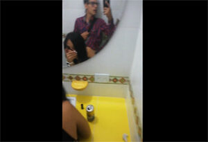 Viola a la hija de los vecinos en el baño