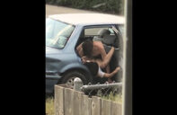 Pillados follando en el coche
