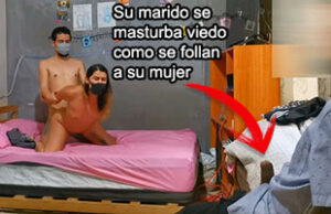se masturba viendo como se follan a su novia