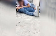 colegiala con uniforme chupando polla en mitad de la calle