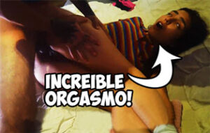 pone los ojos en blanco con un orgasmo