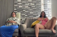 se masturba con la madre al lado