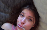 leche en su cara para poder pagar deudas