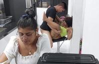 Se ponen a follar cuando la madre mira una película